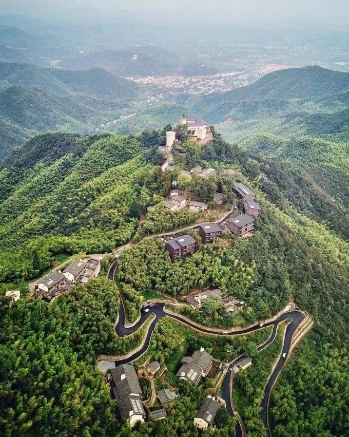 {"title": "莫干山除了民宿還有未來嗎？", "content": "十年前，莫干山還是上海周邊一片靜謐的山林，如今卻成了中國民宿業的&ldquo;圣地&rdquo;。從&ldquo;洋家樂&rdquo;的偶然興起，到裸心谷、法國山居等標桿項目的誕生，再到精品民宿遍地開花，莫干山完成了一個從&ldquo;隱居地&rdquo;到&ldquo;網紅目的地&rdquo;的躍遷。然而，當一個地方的王牌只剩下&ldquo;民宿&rdquo